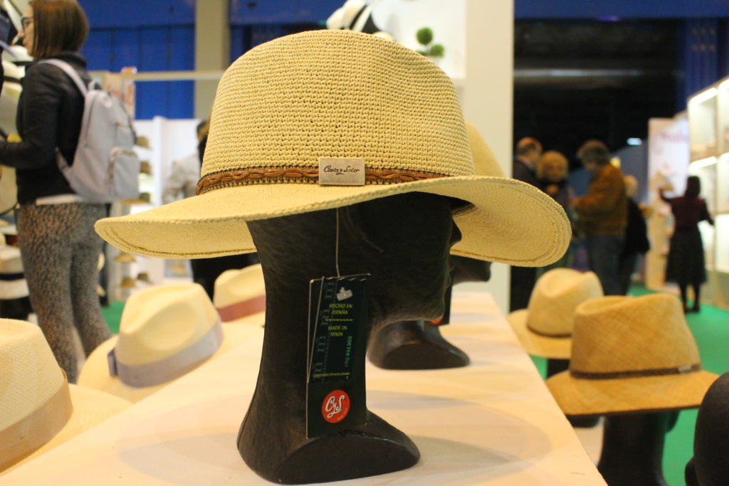 Sombrero de la marca española Costa y Soler expuesto durante Bisutex, febrero 2019